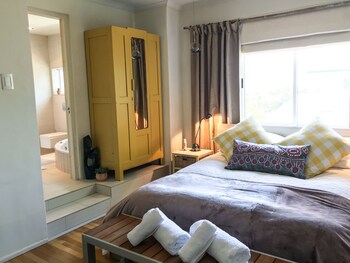 Premium bedding, in-room safe, free WiFi