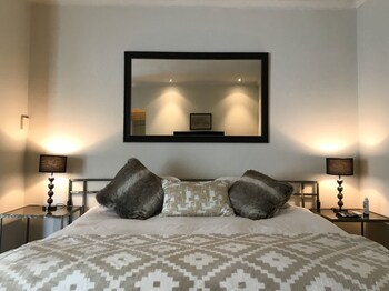 Premium bedding, in-room safe, free WiFi