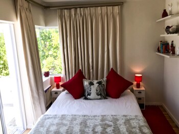 Premium bedding, in-room safe, free WiFi