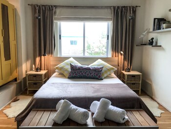 Premium bedding, in-room safe, free WiFi