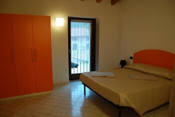 Cunas o camas infantiles (de pago) y ropa de cama