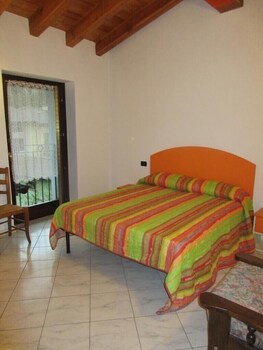 Cunas o camas infantiles (de pago) y ropa de cama