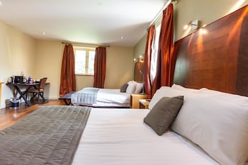 Hypo-allergenic bedding, minibar, desk, iron/ironing board