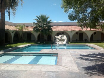 2 outdoor pools