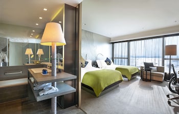 Hypo-allergenic bedding, minibar, in-room safe, desk