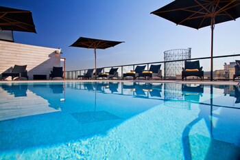 Piscina all'aperto, lettini
