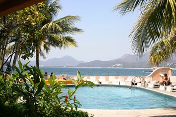 Una piscina al aire libre (de 9:00 a 20:00), tumbonas