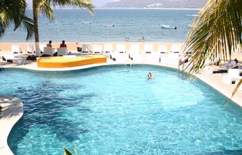 Una piscina al aire libre (de 9:00 a 20:00), tumbonas