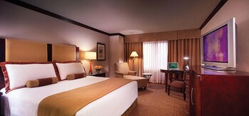 Premium bedding, in-room safe, wheelchair access