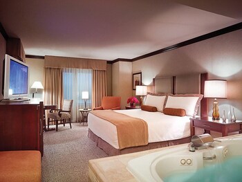 Premium bedding, in-room safe, wheelchair access