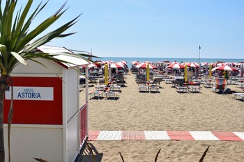 Spiaggia privata, cabine da spiaggia gratuite, lettini da mare
