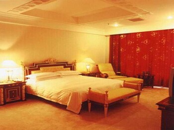 Minibar, in-room safe, iron/ironing board, Internet