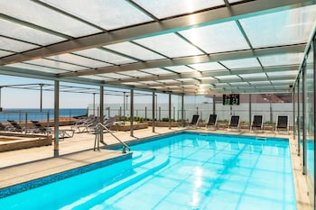 Una piscina al aire libre de temporada