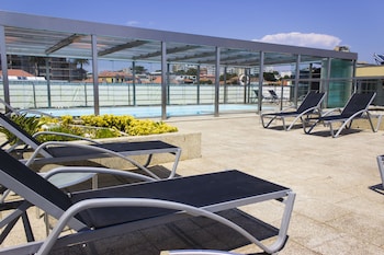 Una piscina al aire libre de temporada