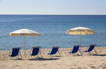 Sulla spiaggia, sabbia bianca, ombrelloni