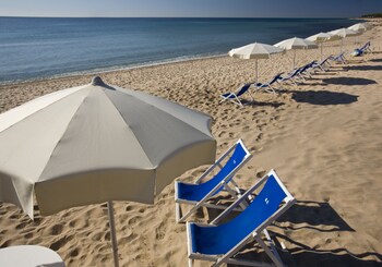 Sulla spiaggia, sabbia bianca, ombrelloni