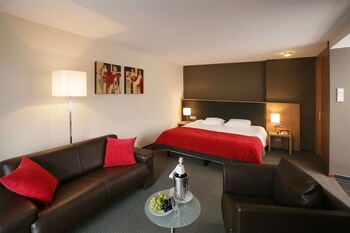 Luxe beddengoed, individueel gedecoreerd, een bureau