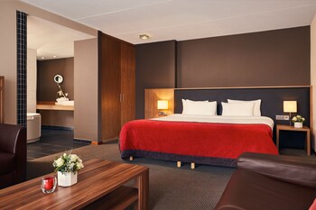 Luxe beddengoed, individueel gedecoreerd, een bureau