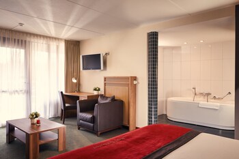 Luxe beddengoed, individueel gedecoreerd, een bureau