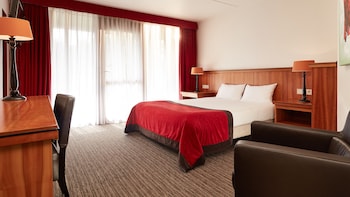 Luxe beddengoed, individueel gedecoreerd, een bureau