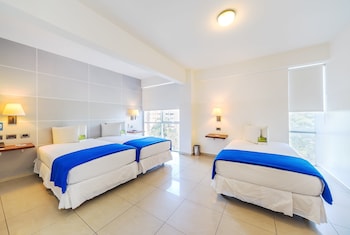 Ropa de cama de alta calidad, minibar, caja fuerte y escritorio