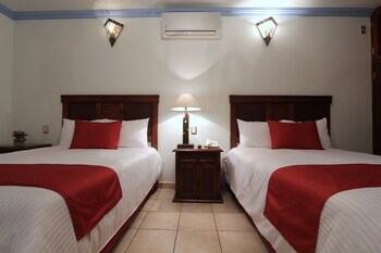 Minibar, caja fuerte, cortinas opacas y tabla de planchar con plancha