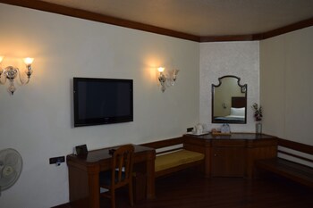 2 bedrooms, in-room safe, desk, blackout curtains