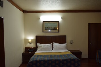 2 bedrooms, in-room safe, desk, blackout curtains