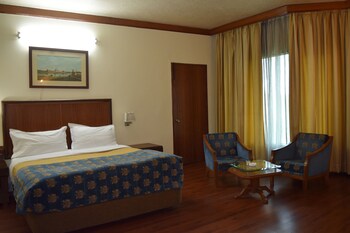 2 bedrooms, in-room safe, desk, blackout curtains