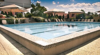 Piscina externa, guarda-sóis