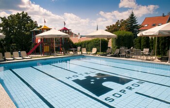 Piscina externa, guarda-sóis
