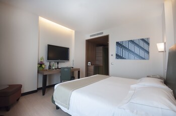 Minibar, caja fuerte, escritorio y cortinas opacas