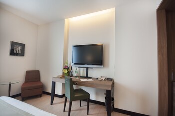 Minibar, caja fuerte, escritorio y cortinas opacas