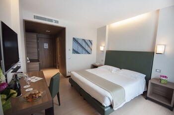 Minibar, caja fuerte, escritorio y cortinas opacas