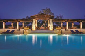4 outdoor pools, pool umbrellas, sun loungers