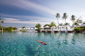 2 outdoor pools, open 7 AM to 7 PM, pool umbrellas, pool loungers