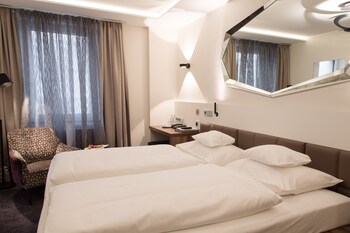 Ropa de cama de alta calidad, caja fuerte, escritorio y cortinas opacas