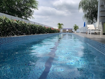 Una piscina al aire libre