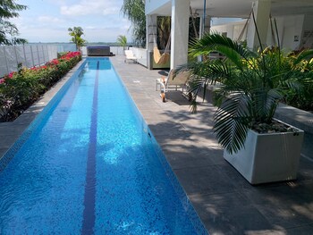 Una piscina al aire libre