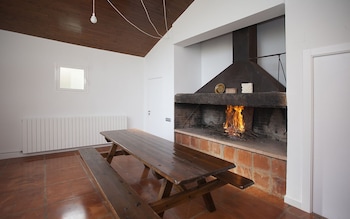 Una televisión, una chimenea