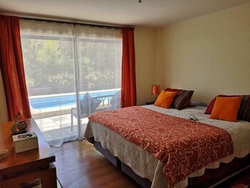 Escritorio y ropa de cama