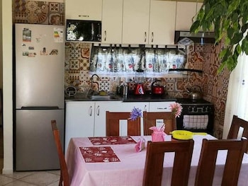 Frigorífico grande, microondas, horno y placa de cocina