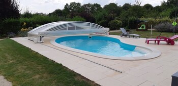 Piscine extérieure (ouverte en saison), parasols de plage