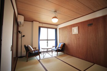 Blackout curtains, free WiFi, linens