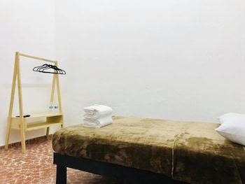 Cortinas opacas, wifi gratis, ropa de cama