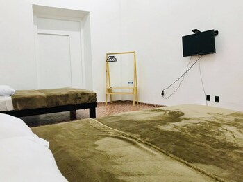 Cortinas opacas, wifi gratis, ropa de cama