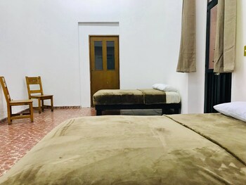 Cortinas opacas, wifi gratis, ropa de cama