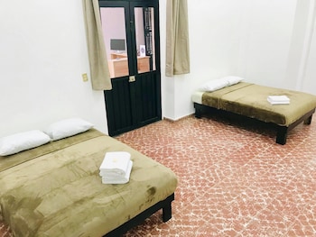 Cortinas opacas, wifi gratis, ropa de cama