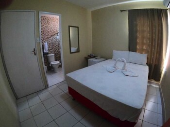 Frigobar, cortinas blackout, Wi-Fi de cortesia, roupa de cama