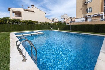 Una piscina al aire libre